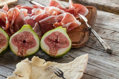 Beyaz bir plaka üzerinde jambon ile taze incir