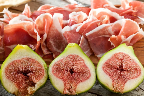 Fresh figs with ham on a white plate — Stock Photo, Image