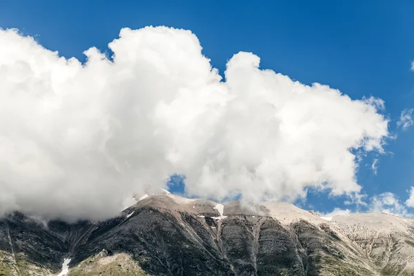 Nuvem no pico da montanha — Fotografia de Stock