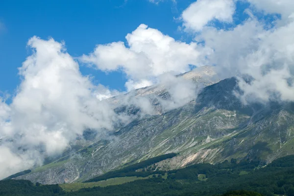 Bulutlar dağın zirvesinde — Stok fotoğraf