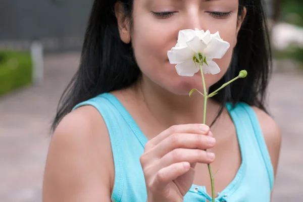 Donna che profuma di rosa bianca — Foto Stock