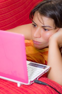 pembe dizüstü bilgisayar kullanan kadın