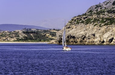 bir kayalık ada doğru yelken yat