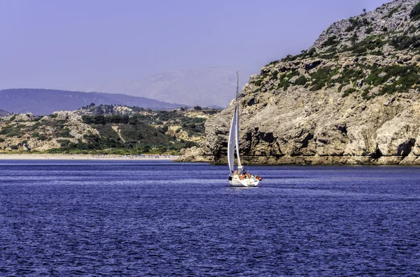 Yacht, vitorlás, egy sziklás sziget felé — Stock Fotó