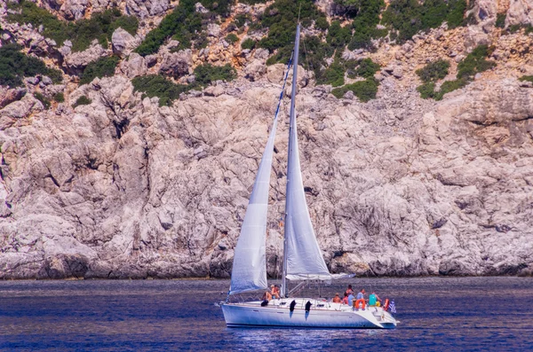 Profiter d'une croisière sur un yacht Images De Stock Libres De Droits