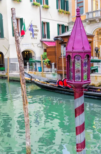 Gondola i gondolą latarnia w Wenecji — Zdjęcie stockowe