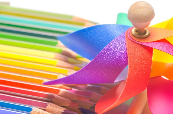 Πολύχρωμα pinwheel με τα χρωματιστά μολύβια — Φωτογραφία Αρχείου