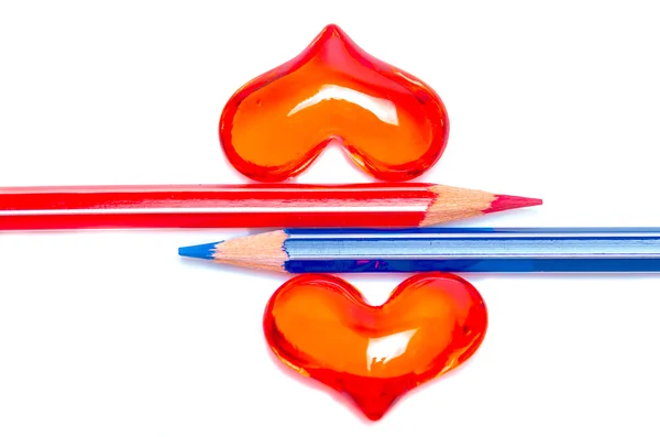 Rood en blauw potloden met romantische hart — Stockfoto