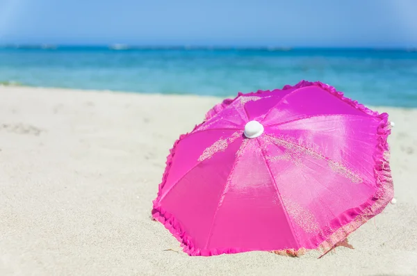 Pretty vibrant pink beach umbrella — Stock Photo, Image