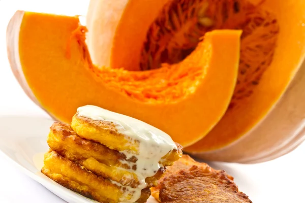 Tortitas de calabaza con crema agria —  Fotos de Stock