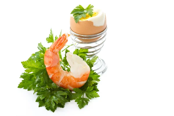 Gekochtes Ei mit gekochten Garnelen — Stockfoto