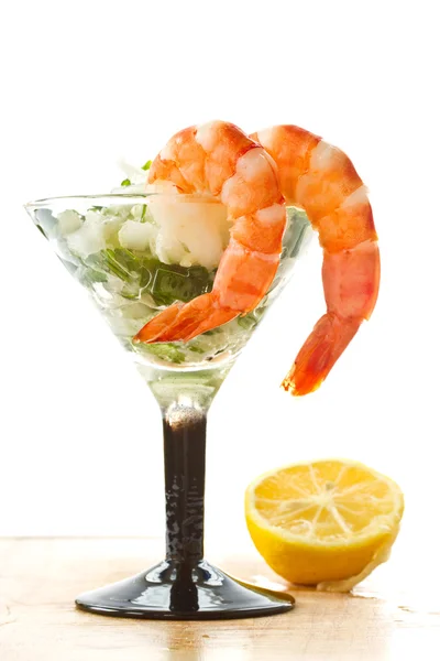 Salad with greens and prawns — Stock Photo, Image