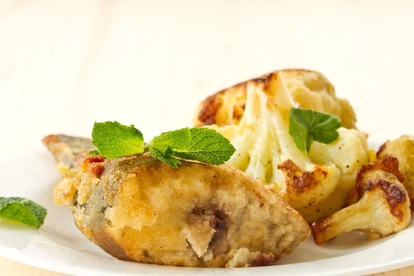 Gebratener Fisch mit Blumenkohl — Stockfoto