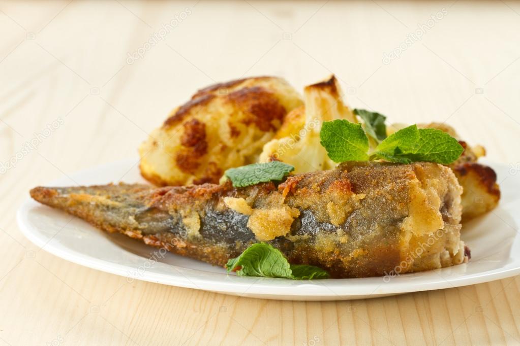 fried fish with cauliflower | 图库照片 08НатальяПер