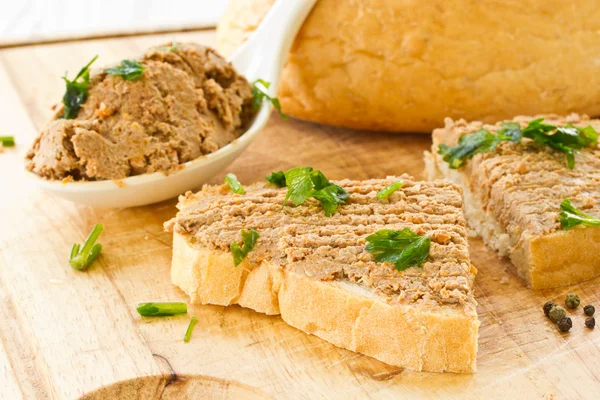 Bröd med leverpastej — Stockfoto