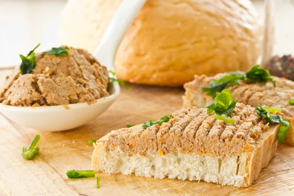 Хлеб с паштет печени — стоковое фото