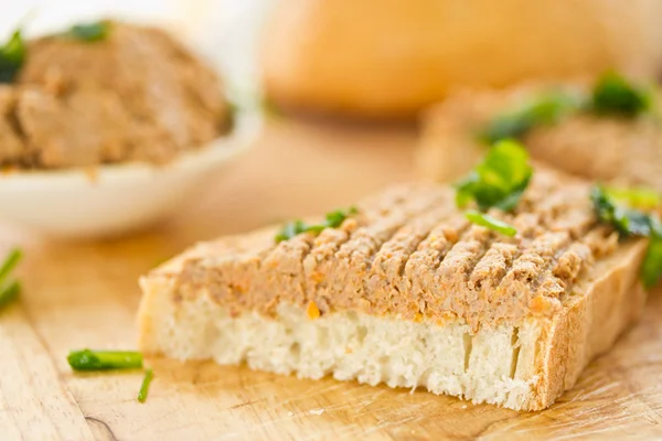 Pane con patè di fegato — Foto Stock