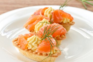Tuzlanmış somon tartlets