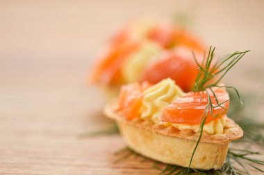 Tuzlanmış somon tartlets