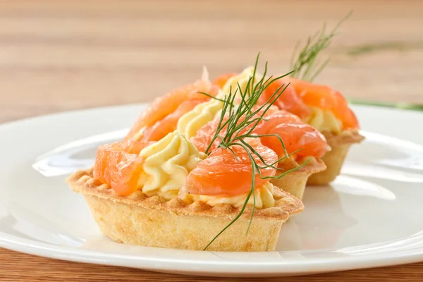 Törtchen mit gesalzenem Lachs — Stockfoto