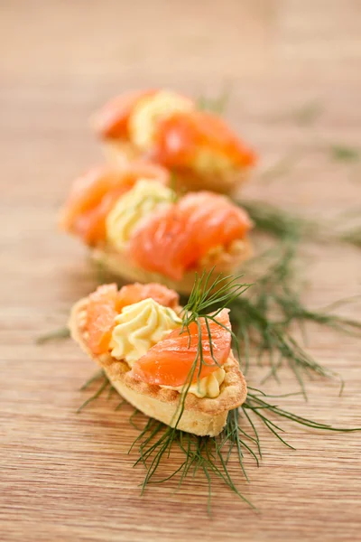 Tartlets with salted salmon — Stock Photo, Image