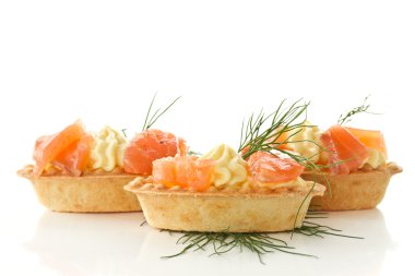 Tuzlanmış somon tartlets