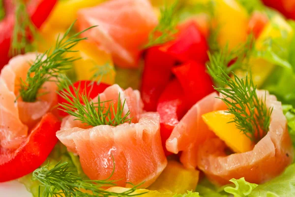 Салат с соленым лососем — стоковое фото
