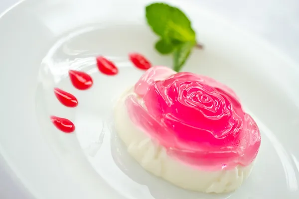 牛奶果冻中一朵玫瑰 — 图库照片