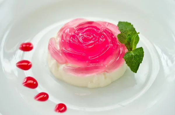 牛奶果冻中一朵玫瑰 — 图库照片