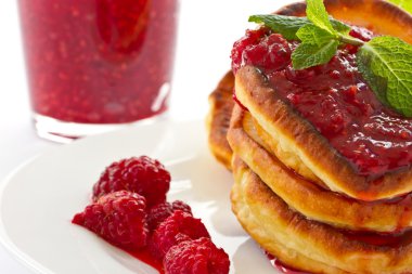 Ahududu ile Pancakes