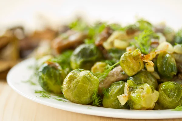 Roasted brussels sprouts and mushrooms — Stock Photo, Image