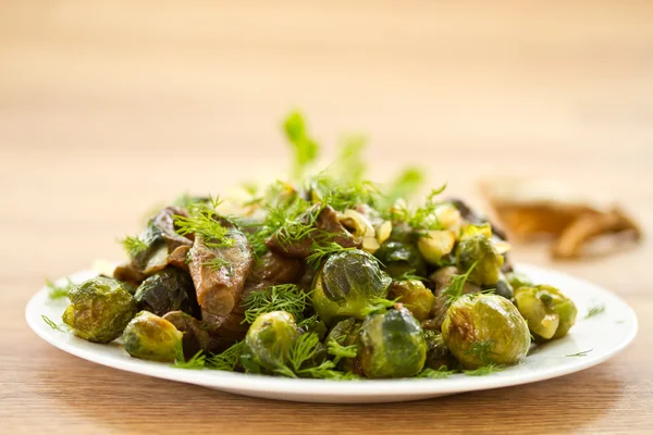 Roasted brussels sprouts and mushrooms — Stock Photo, Image