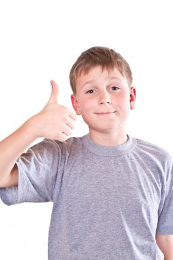 Çocuk teen güzel el işaretleri gösteriyor