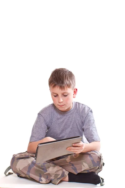 Teenager spielt am Tablet-Computer — Stockfoto