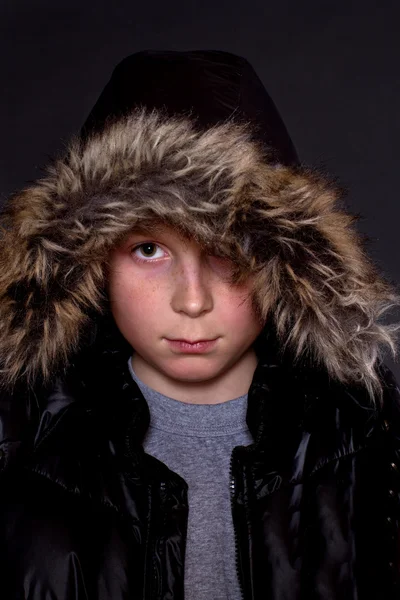Retrato de um menino em uma jaqueta de inverno — Fotografia de Stock