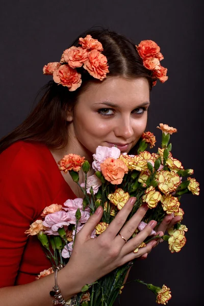 Portré egy lányról egy csokor virággal — Stock Fotó