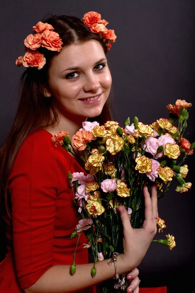 Portrait of a girl with a bouquet of flowers — Stock Photo, Image