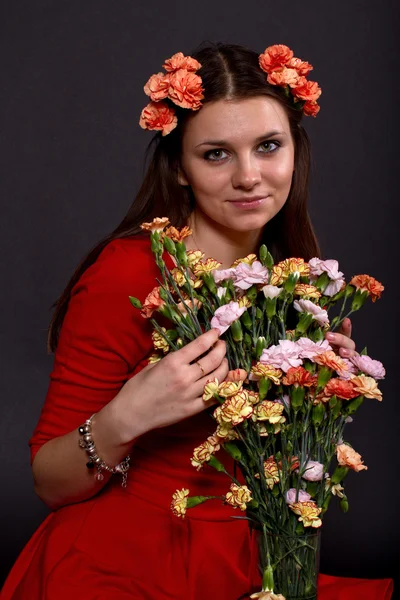 Retrato de una chica con un ramo de flores —  Fotos de Stock