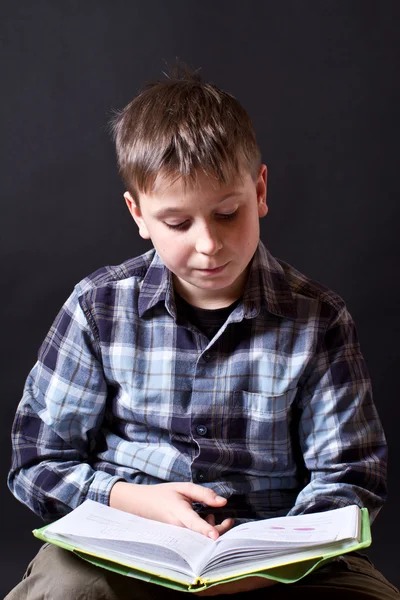 Junge mit einem Buch — Stockfoto