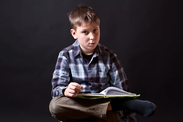 Menino com um livro — Fotografia de Stock