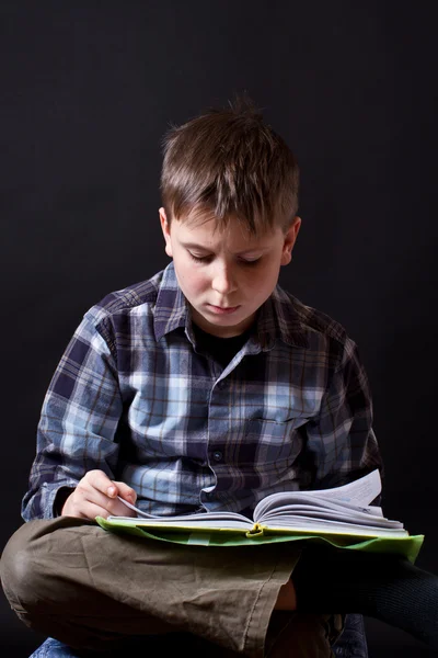 Menino com um livro — Fotografia de Stock