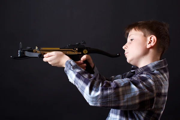 Teenager with a crossbow — Stock Photo, Image