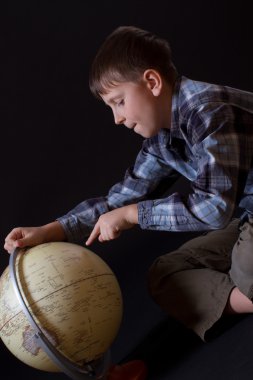 Çocuk bir küre seyir