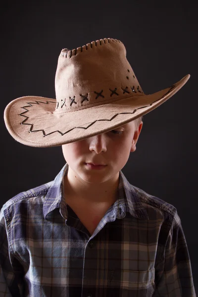 Porträtt av en pojke i cowboyhatt — Stockfoto