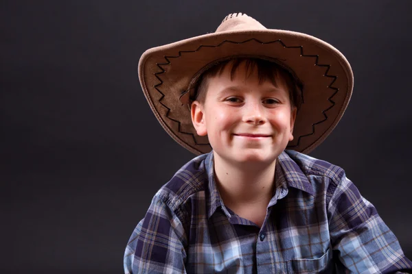 Porträt eines Jungen mit Cowboyhut — Stockfoto