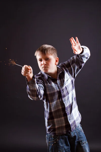 Pojke med tomtebloss — Stockfoto