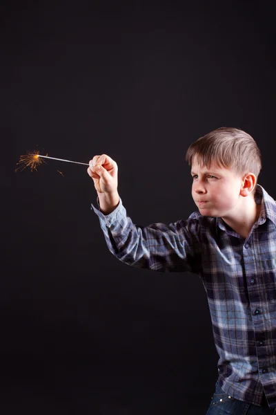 Junge mit Wunderkerzen — Stockfoto