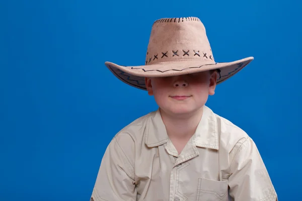 Portrét chlapce v kovbojském klobouku — Stock fotografie