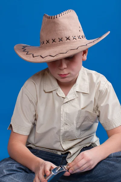 Retrato de un niño con sombrero de vaquero — Foto de Stock