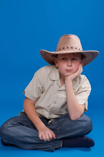 Porträtt av en pojke i cowboyhatt — Stockfoto